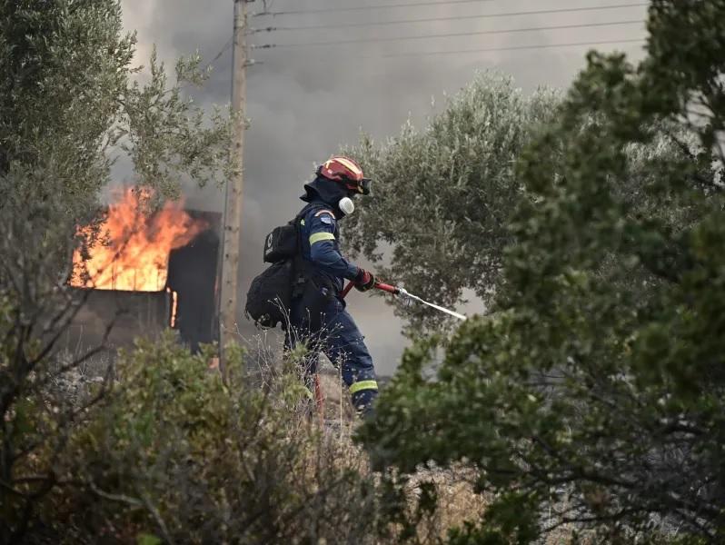 Καλύτερη εικόνα στη φωτιά στον Λουτρόπυργο Αττικής