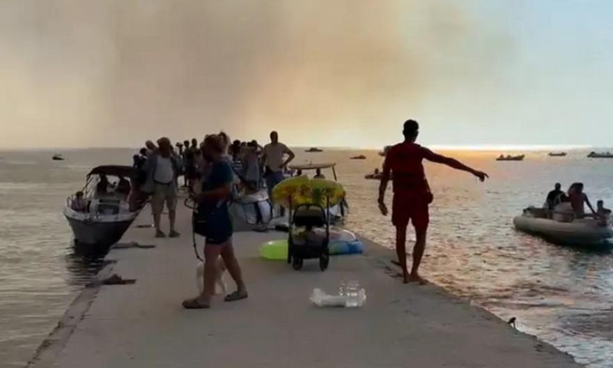 Εκτός ελέγχου η φωτιά στη Χαλκιδική: Βίντεο από τον απεγκλωβισμό πολιτών στην παραλία της Σίβηρης