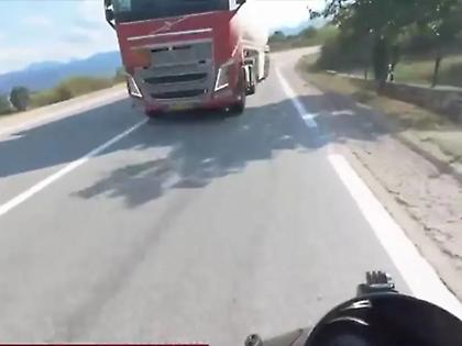 Σοκαριστικό βίντεο: Βυτιοφόρο έκανε προσπέρασε σε «τυφλή» στροφή - Από τύχη γλίτωσε μοτοσυκλετιστής