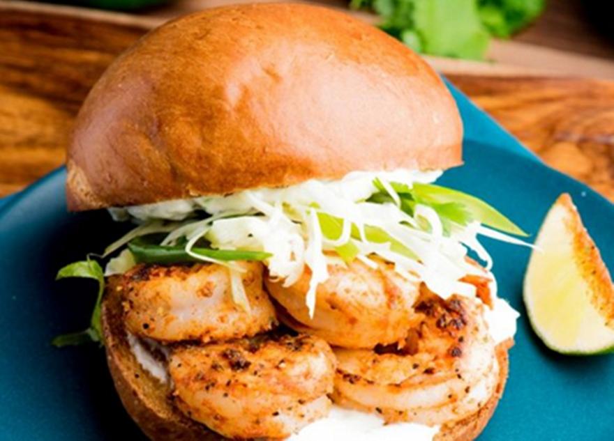 Shrimp Po’ Boy: Το πληθωρικό σάντουιτς της Νέας Ορλεάνης με τραγανές γαρίδες
