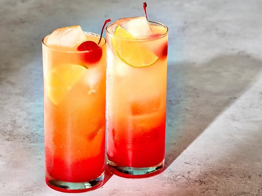 Summer sunset cocktail: Το ποτό που φέρνει το ηλιοβασίλεμα στο ποτήρι σου