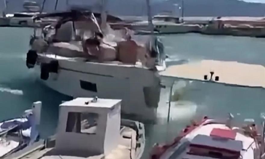 Βίντεο από τη στιγμή που ιστιοφόρο προσκρούει σε ελλιμενισμένα σκάφη στον Κάλαμο Λευκάδας