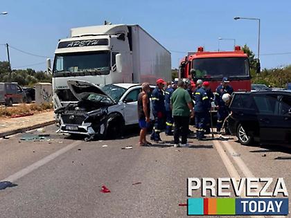 Σοβαρό τροχαίο στην είσοδο της υποθαλάσσιας σήραγγας Ακτίου - Πρέβεζας - Φορτηγό έπεσε σε ΙΧ - 8 τραυματίες