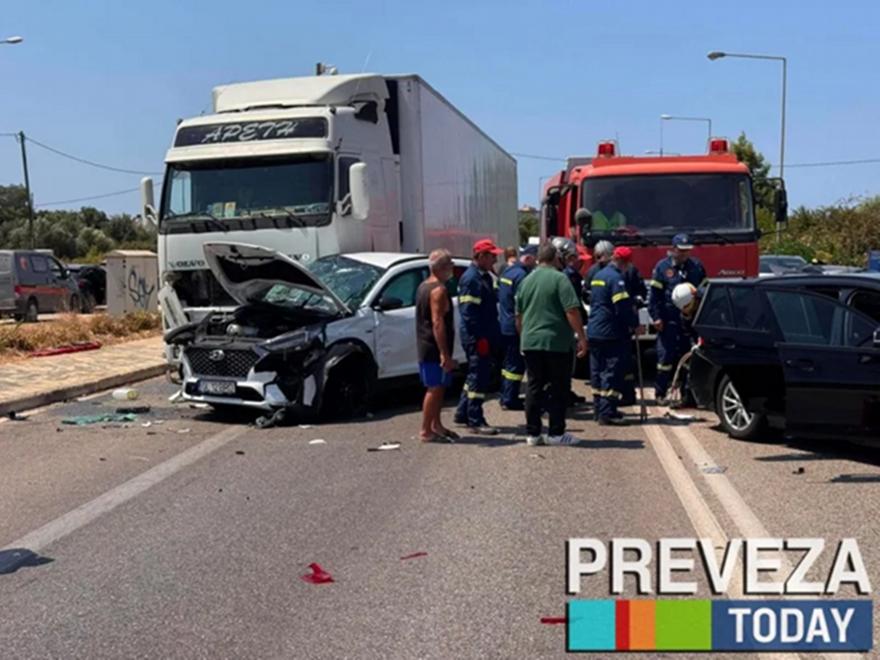 Σοβαρό τροχαίο στην είσοδο της υποθαλάσσιας σήραγγας Ακτίου - Πρέβεζας - Φορτηγό έπεσε σε ΙΧ - 8 τραυματίες
