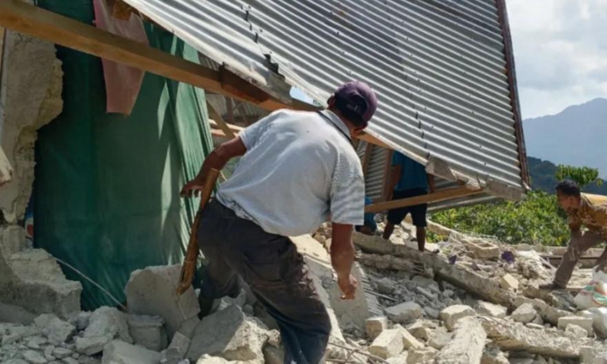 Τραγωδία χωρίς τέλος στην Ινδονησία: Αυξάνονται διαρκώς οι νεκροί του σεισμού