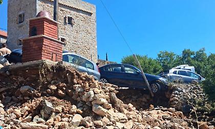 Σάρωσε τη Μάνη το ισχυρό μπουρίνι: Δρόμοι άνοιξαν στα δύο, εγκλωβίστηκαν πάνω από 100 οχήματα