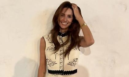 Ηλιάνα Παπαγεωργίου: Με designer φουστανέλα και γιλέκο στο πανηγύρι. Το look των 1.155 ευρώ