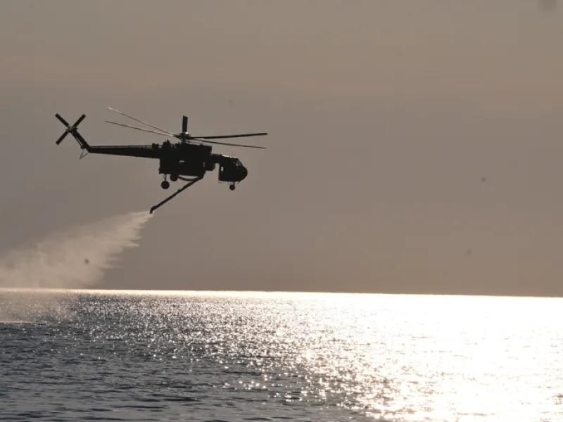 Στο έλεος των έντονων καιρικών φαινομένων η Ελλάδα – Μάχη με τις φλόγες στη Σκύρο, πλημμύρες στη Μάνη