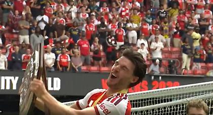 Το τρόπαιο του Community Shield κατάφερε να… χαστουκίσει τον Ράις