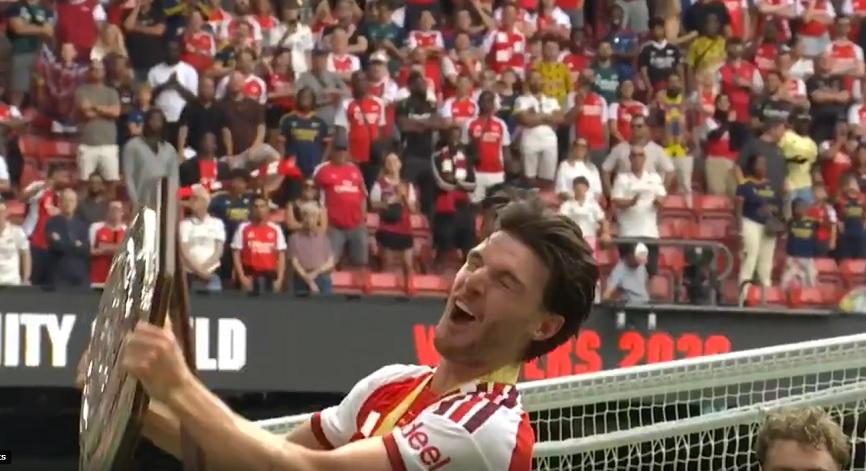 Το τρόπαιο του Community Shield κατάφερε να… χαστουκίσει τον Ράις