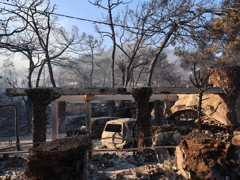 Φωτιές στη Σαλαμίνα: Δύο νεκροί, 10 τραυματίες και τεράστιες καταστροφές - Μάχη με τις διάσπαρτες εστίες