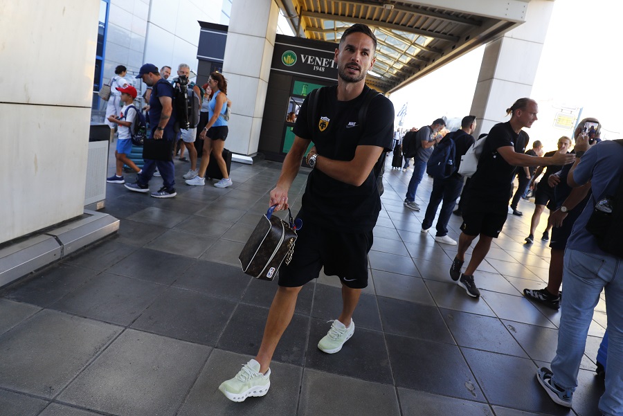 Τα κλικ από την αναχώρηση της ΑΕΚ για Σόφια-Στην αποστολή και ο Βιτάλις