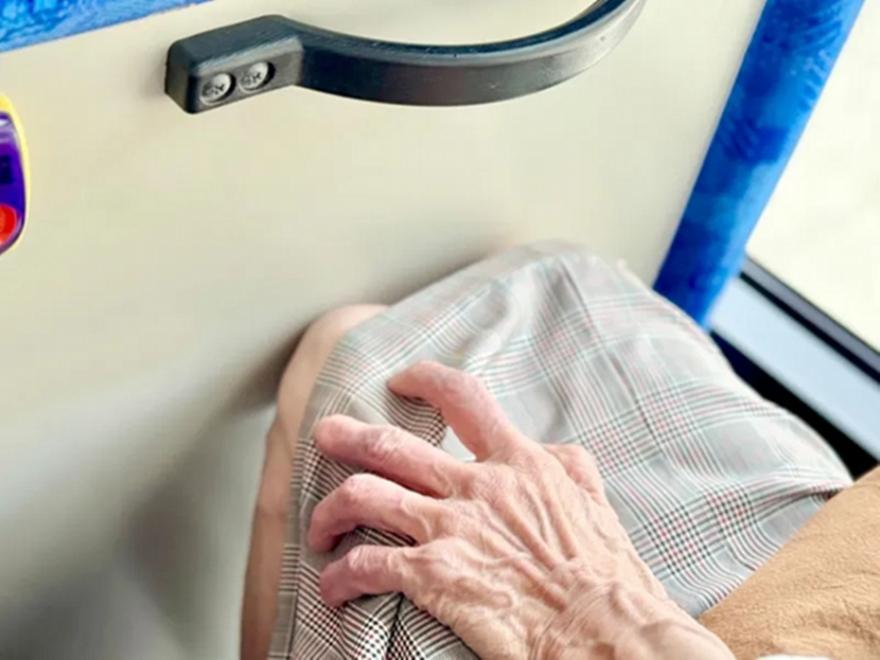 81χρονη έπεσε ενώ επιχειρούσε να επιβιβαστεί σε λεωφορείο και σκοτώθηκε στο Ηράκλειο