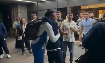 Υποδοχή σε Καραλή από τα μέλη της ελληνικής ομάδας στο ξενοδοχείο-«Έχει πάρτι μέσα!»