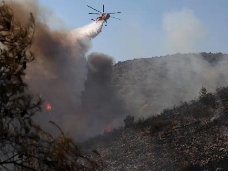 Σαλαμίνα: Κυκλοφοριακές ρυθμίσεις λόγω της πυρκαγιάς στον Προφήτη Ηλία