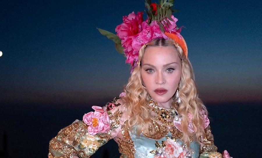 Madonna: Το άλμπουμ των γενεθλίων της από την Κέρκυρα έχει σπάσιμο πιάτων και το πιο επικό σχόλιο από τη Μερκούρη