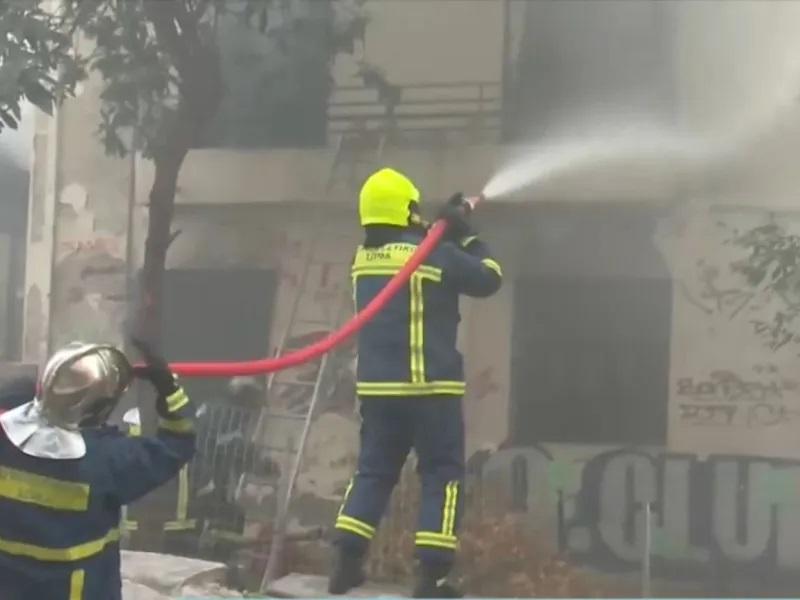Φωτιά σε εγκαταλελειμμένο κτίριο στη Θεσσαλονίκη - Πυκνός κανπνός στο κέντρο της πόλης