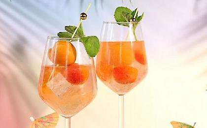 Almond spritz με λικέρ πικραμύγδαλο και φρέσκα βερίκοκα
