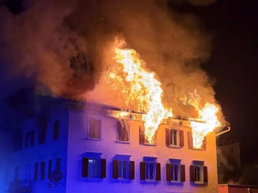 Πέντε αγνοούμενοι και οκτώ τραυματίες σε πυρκαγιά που εκδηλώθηκε σε κτίριο κατοικιών στην Ελβετία