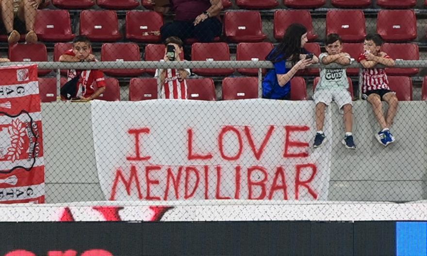 Πανό αγάπης για τον Χοσέ Λουίς Μεντιλίμπαρ στο «Γ. Καραϊσκάκης»