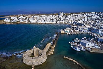 Πάρος: Πώς έγινε ο αγαπημένος προορισμός εφήβων και εικοσάρηδων