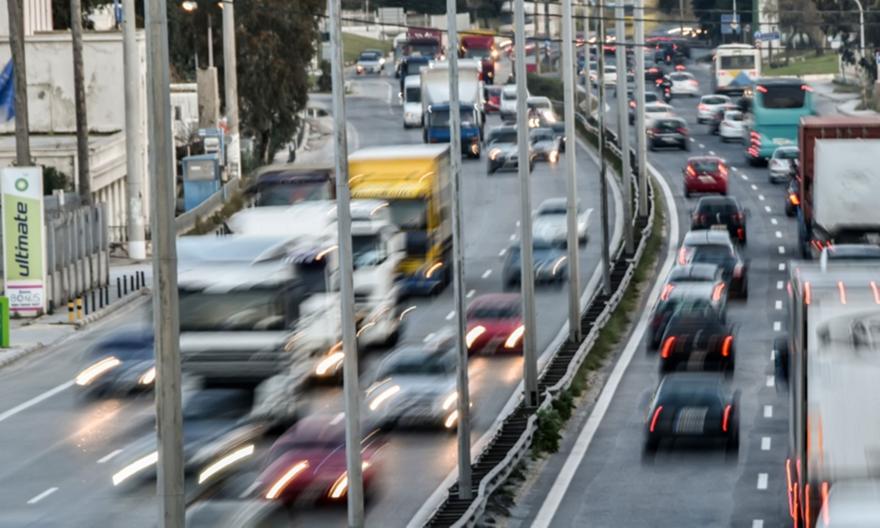 Επιστροφή αδειούχων: Σημειωτόν στην Αθηνών – Κορίνθου, κίνηση στα λιμάνια της Αττικής
