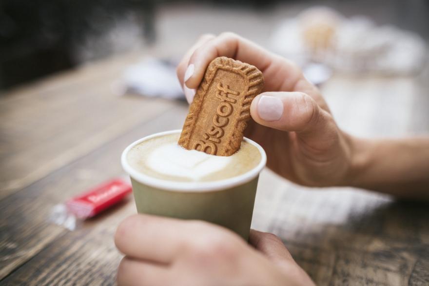 Biscoff: Το μπισκοτάκι που έδιναν μαζί με τον καφέ σε μια πτήση έγινε μάρκα 1,4 δισ. ευρώ