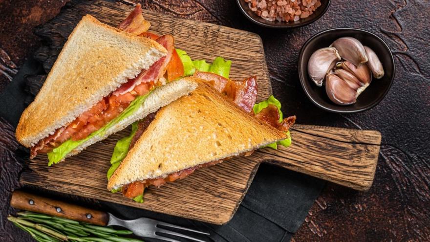 BLT sandwich με μπέικον, μαρούλι και ντομάτα