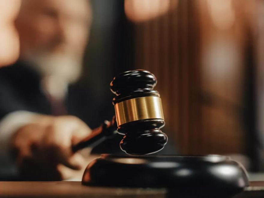 Ποινική δίωξη για ενδοοικογενειακή απλή σωματική βλάβη σε βάρος του συζύγου της δημοσιογράφου μετά την καταγγελία
