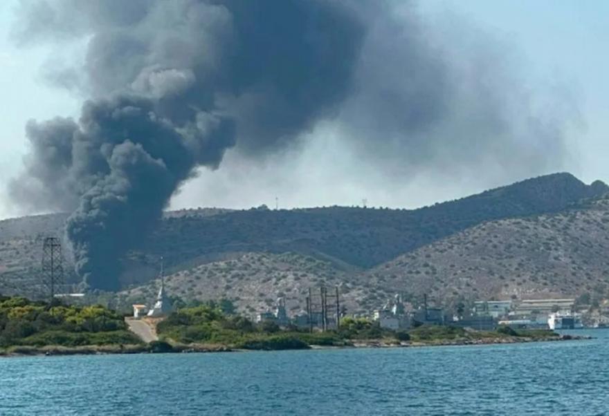 Φωτιά κοντά στον Ναύσταθμο Σαλαμίνας - Αναφορές από κατοίκους για εκρήξεις