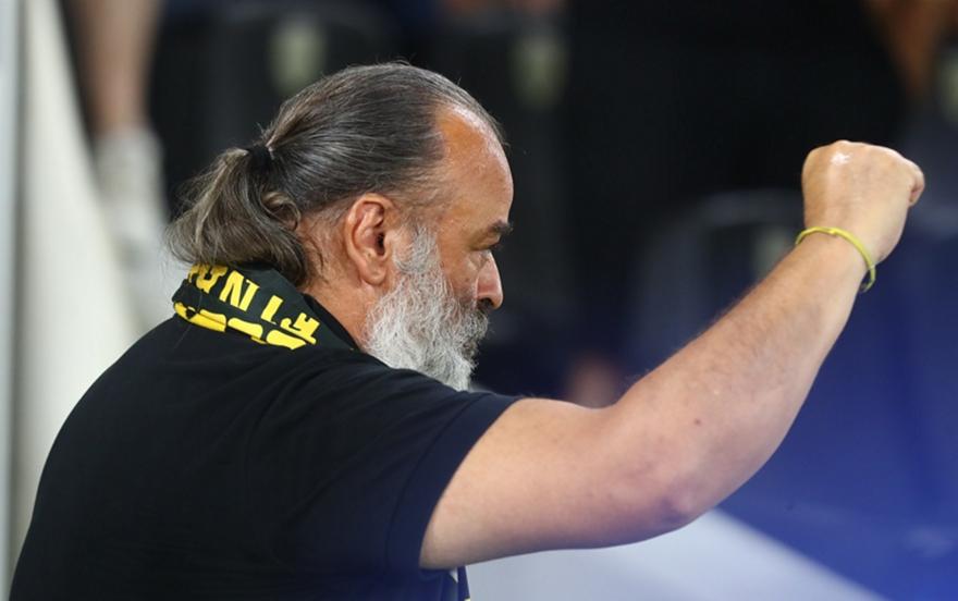 Ο Μάριος Ηλιόπουλος αγκάλιασε τους παίκτες της ΑΕΚ πριν τη ρεβάνς με την Λέφσκι