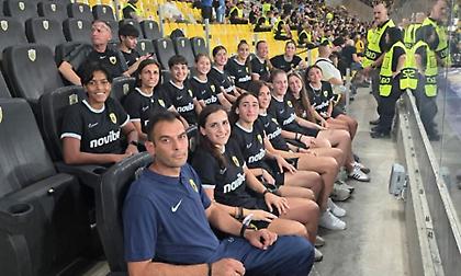 Η ομάδα ποδοσφαίρου γυναικών της ΑΕΚ στην Allwyn Arena για τον μεγάλο αγώνα με τη Λέφσκι
