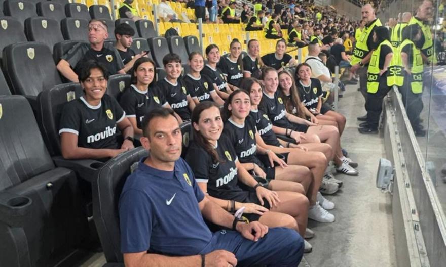 Η ομάδα ποδοσφαίρου γυναικών της ΑΕΚ στην Allwyn Arena για τον μεγάλο αγώνα με τη Λέφσκι