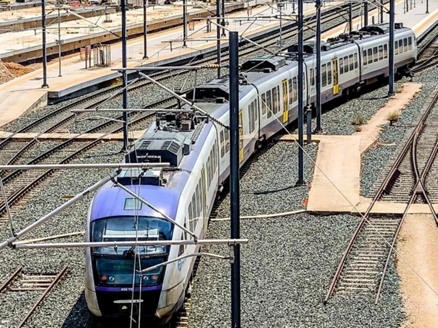 Καθυστερήσεις και τροποποιήσεις δρομολογίων του Προαστιακού λόγω φωτιάς στον Ασπρόπυργο