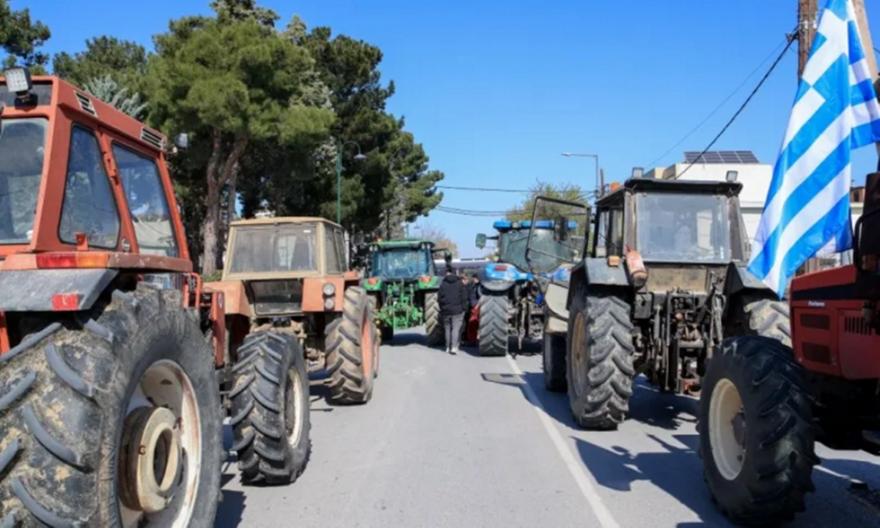 Με τρακτέρ στον Λευκό Πύργο οι αγρότες την ημέρα των εγκαινίων της 90ής ΔΕΘ