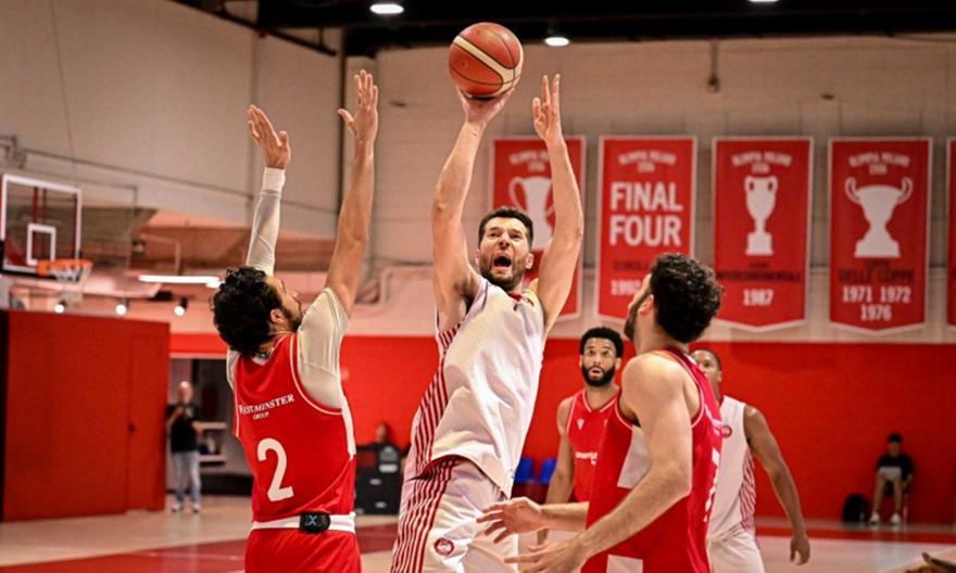 Φιλική νίκη της Αρμάνι επί της Βαρέζε, ανεπίσημο ντεμπούτο για Πίτερς