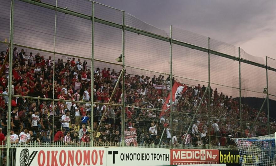 Ερυθρόλευκη απόβαση στην Τρίπολη: Κατακόκκινη η κερκίδα του «Θεόδωρος Κολοκοτρώνης»