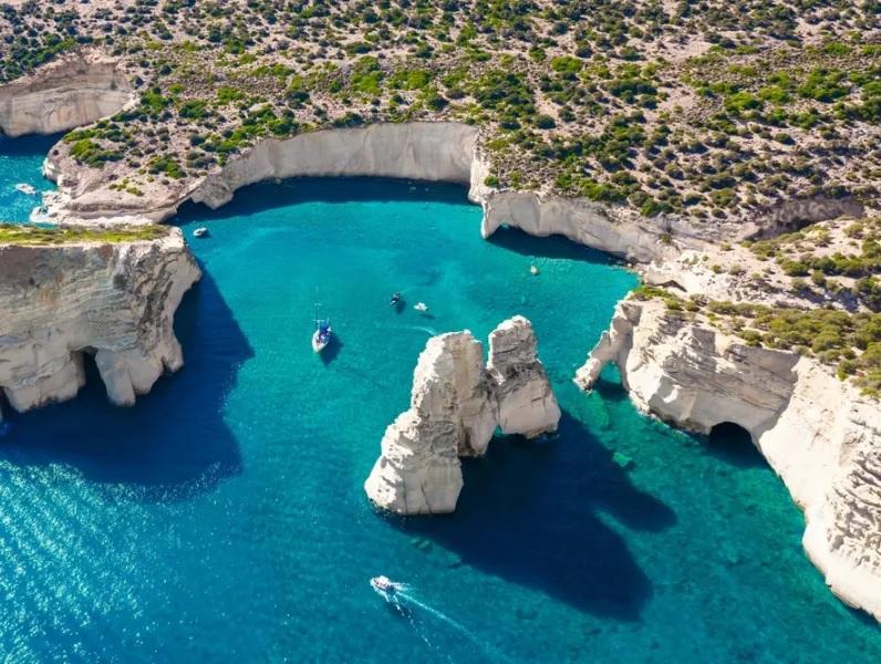 Τουρίστρια τραυματίστηκε σε παραλία της Μήλου από αποκόλληση βράχων
