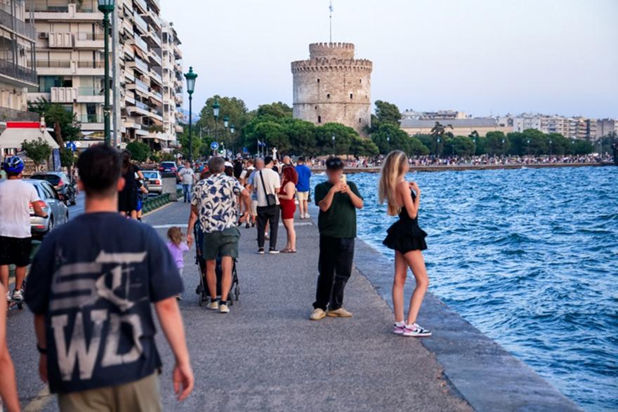 Καιρός: Αίθριος με τοπικές μπόρες και έως 36 βαθμούς