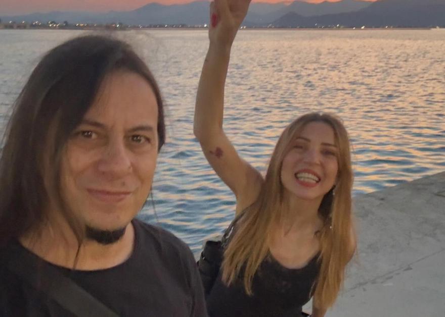 Μπομπ Κατσιώνης: Μέχρι Καρβέλα διασκεύασε για να ευχηθεί στην Ευρυδίκη και να την τρολάρει ότι γλίτωσε τα έξοδα