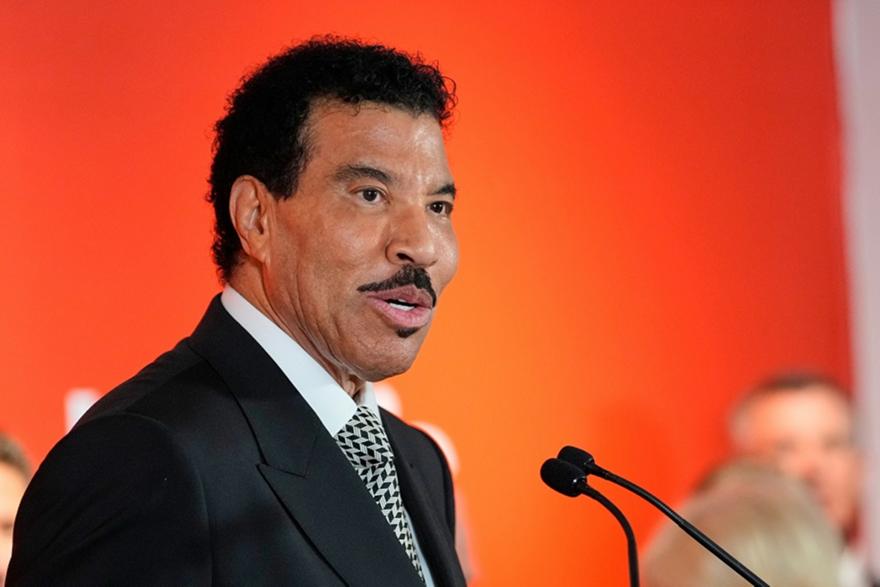 Στο νοσοκομείο ο Lionel Richie μετά από συναυλία – Νοσηλεύεται στην εντατική