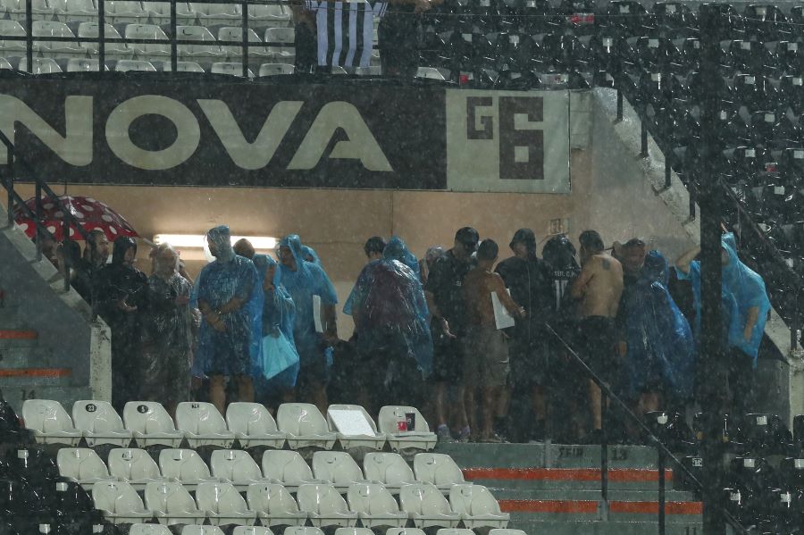 ΠΑΟΚ-ΟΦΗ: Καταρρακτώδεις βροχές οδηγούν σε καθυστέρηση το δεύτερο ημίχρονο