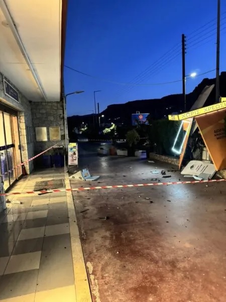 Ανατίναξαν ATM στη Στούπα Μεσσηνίας και άρπαξαν πάνω από 200.000 ευρώ - Δείτε φωτογραφίες