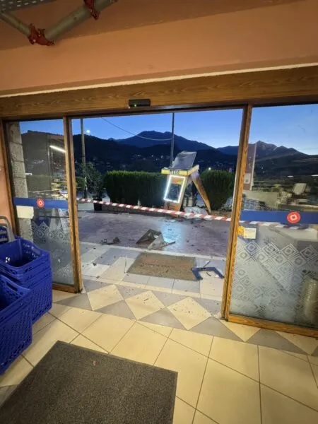 Ανατίναξαν ATM στη Στούπα Μεσσηνίας και άρπαξαν πάνω από 200.000 ευρώ - Δείτε φωτογραφίες