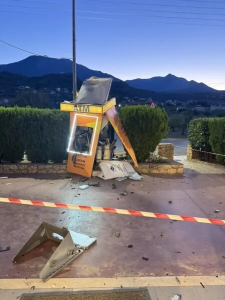 Ανατίναξαν ATM στη Στούπα Μεσσηνίας και άρπαξαν πάνω από 200.000 ευρώ - Δείτε φωτογραφίες