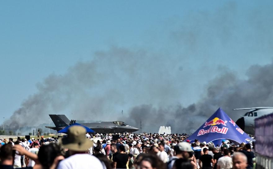 Athens Flying Week: Πτώση αεροσκάφους κατά τη διάρκεια επίδειξης - Αγωνία για τους πιλότους!