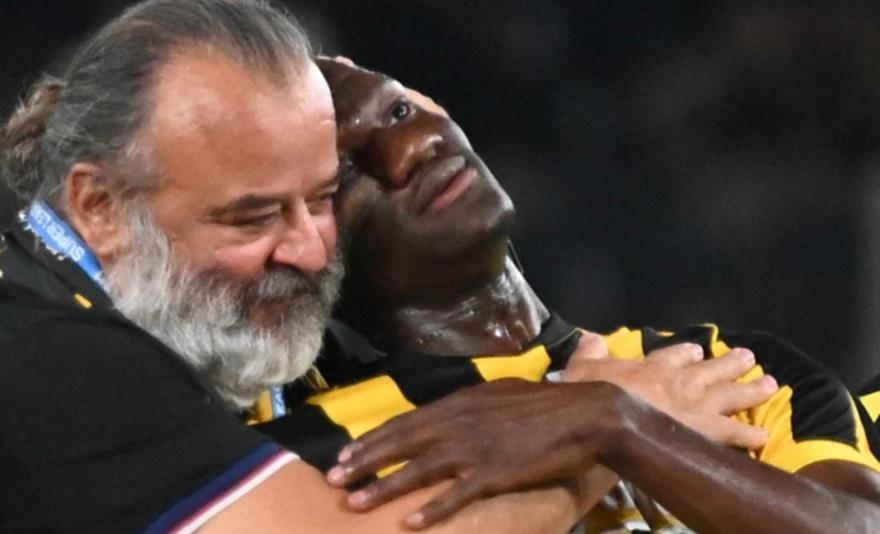To… τακουνάκι του Ηλιόπουλου, το φιλί στον Ζίνι και η αποθέωση από τον κόσμο: Η παρακάμερα της πεντάρας της ΑΕΚ