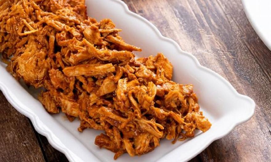 Pulled chicken με σάλτσα BBQ