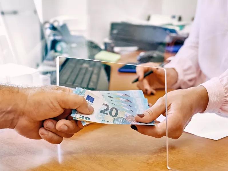 Πόσο αυξάνονται μισθοί, συντάξεις και επιδόματα ανεργίας – Παραδείγματα