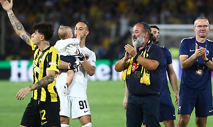 Ο Ηλιόπουλος φιλοξένησε τον Χρυσό Ολυμπιονίκη, Δημοσθένη Ταμπάκο, στη σουίτα του δωρίζοντάς του φανέλα της ΑΕΚ
